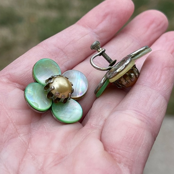 Vintage Abalone Shell Flower Screw Back Earrings - Picture 5 of 6